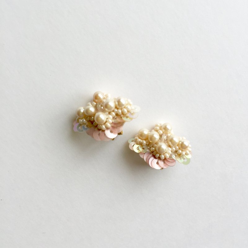 Pearl Flower Earrings Pink - ต่างหู - วัสดุอื่นๆ สึชมพู
