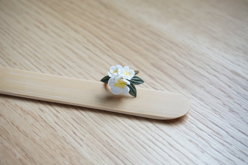 熱帶風情 雞蛋花 Plumeria 細工花戒指 接單製作 - 戒指 - 棉．麻 