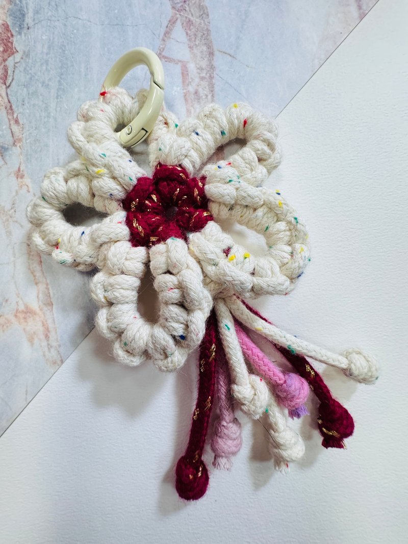 迷之作—手工handmade編織雪白水玉花吊飾 - 吊飾 - 棉．麻 