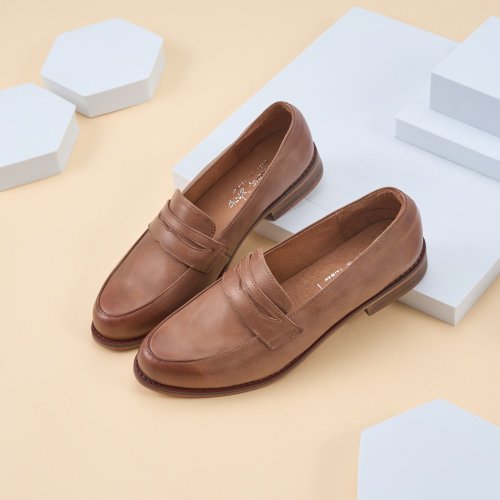 DREAMS SHOP 友善尺碼37-45 打蠟牛皮 職人簡約尖頭平底樂福鞋 淺咖