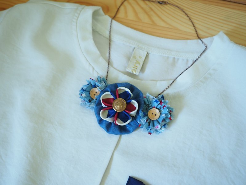 Handmade fabric flower necklace - สร้อยคอ - ผ้าฝ้าย/ผ้าลินิน สีน้ำเงิน
