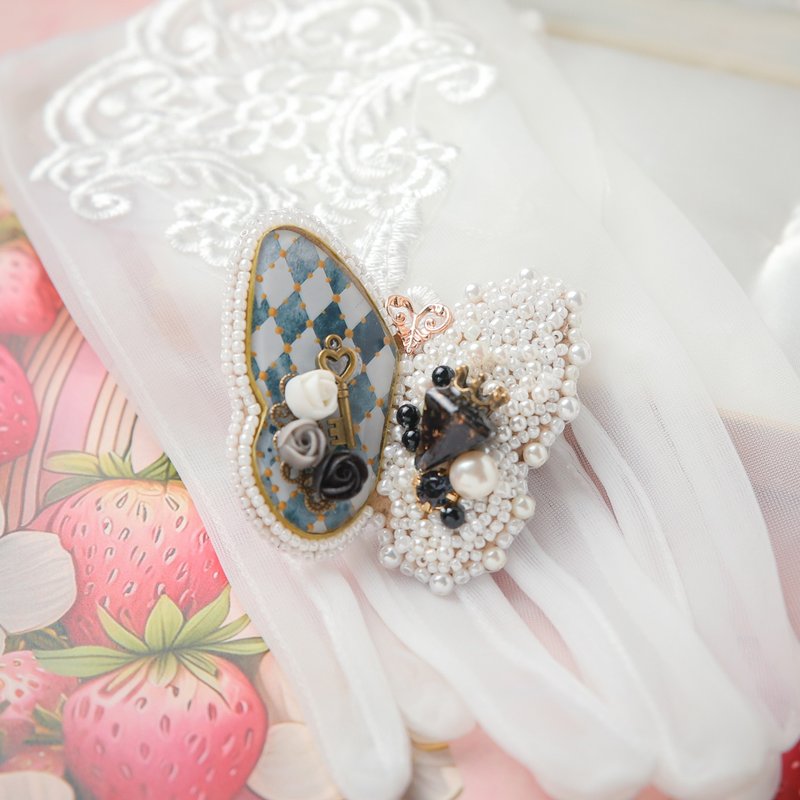 Large glittering butterfly bag charm in black - สร้อยคอยาว - เรซิน สีดำ