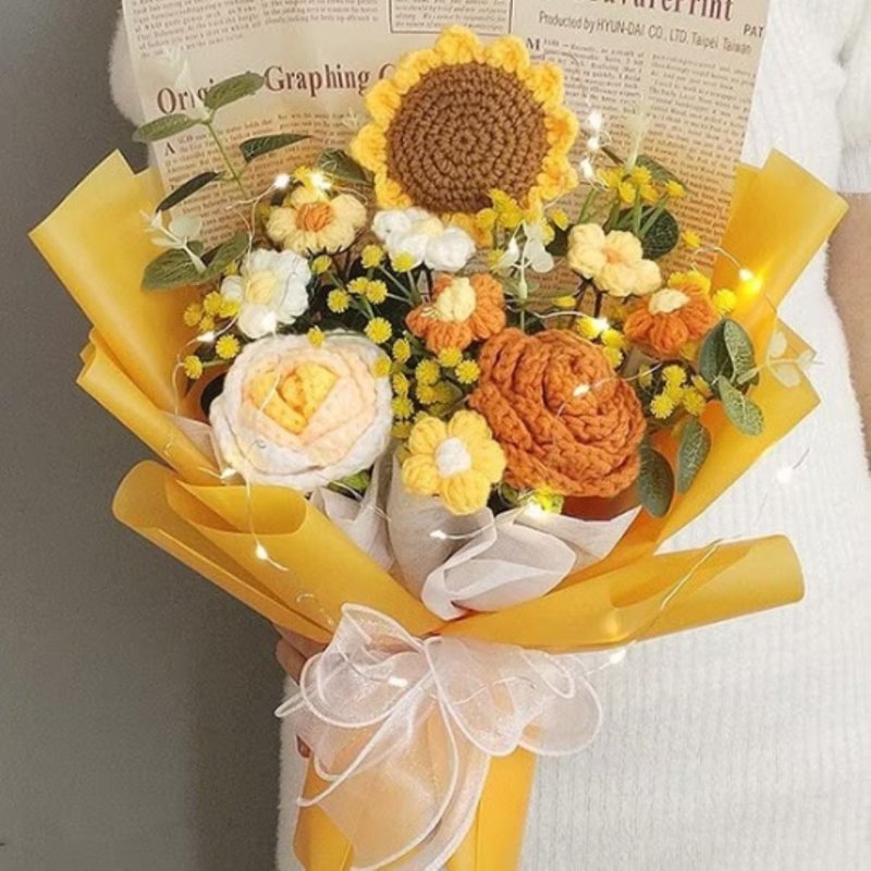 Handmade Crocheted Sunny Delight Bouquet of Roses, Sunflowers, and Puffs - ช่อดอกไม้แห้ง - ผ้าฝ้าย/ผ้าลินิน สีเหลือง