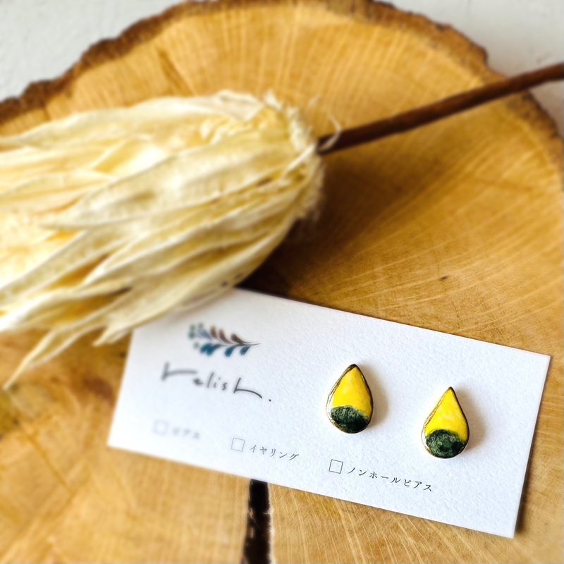 【再販】 小ぶり しずく 絵付 陶器 金継ぎ ピアス イヤリング ノンホールピアス 黄色 イエロー 緑 グリーン 深緑 ゴールド 金 小さい シンプル ギフト - 耳環/耳夾/耳骨夾 - 陶 綠色