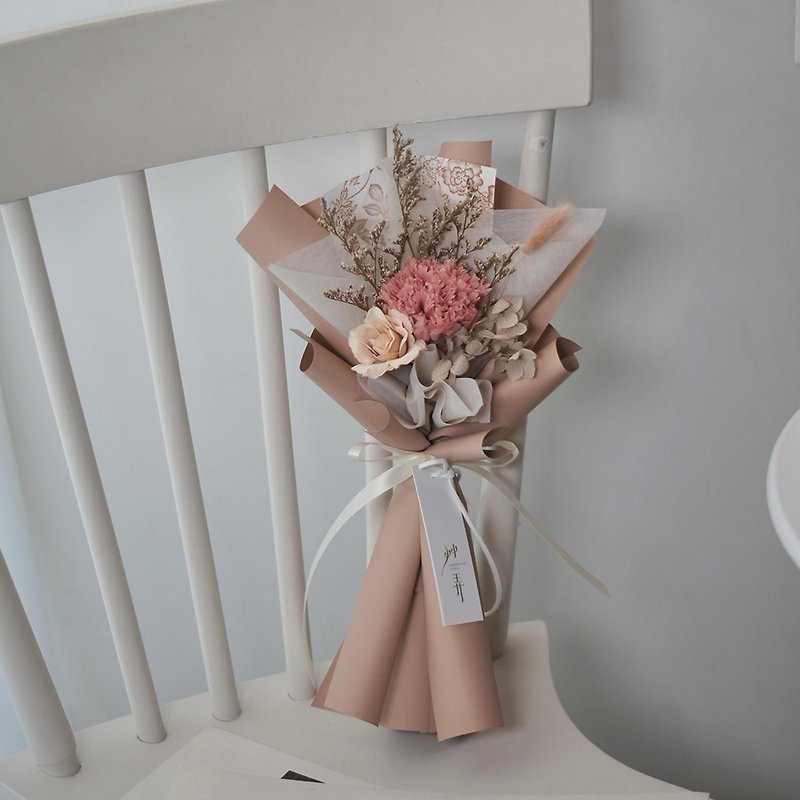[踸踸Garden Lane Floral] Mother’s Day Everlasting Carnation Bouquet-Milk Tea Powder (S) - ช่อดอกไม้แห้ง - พืช/ดอกไม้ 