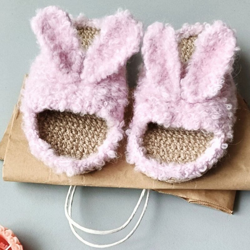 Rabbit home fur slippers Handmade slides Christmas Gift Wrapping - รองเท้าแตะในบ้าน - ผ้าฝ้าย/ผ้าลินิน สึชมพู