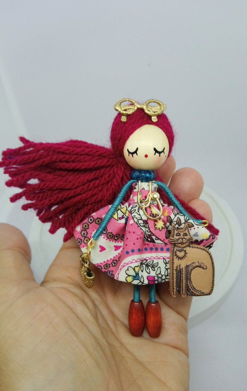 Brooch doll Veterinary - Brooches - Wood Red
