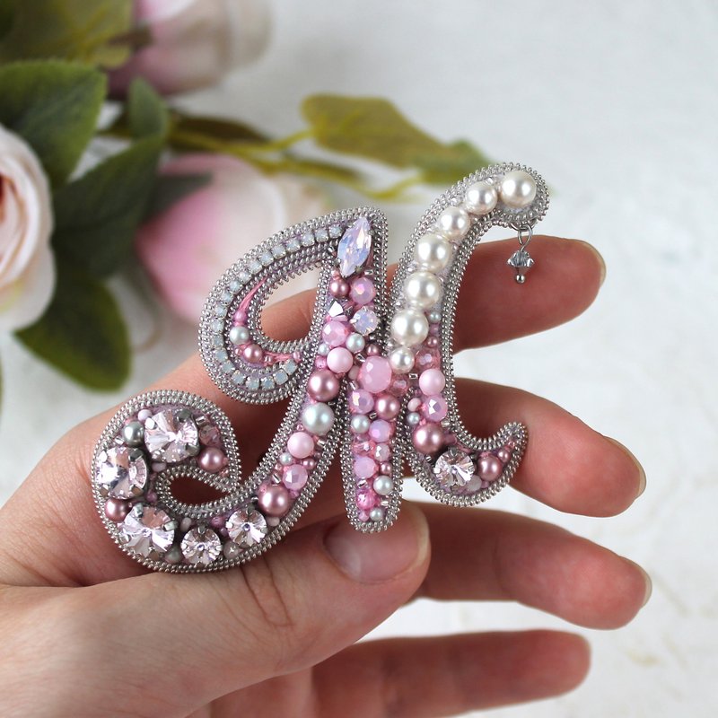 Beaded Brooch Letter/Embroidered Brooch/Personalized Name pin/Customized Gift - 胸針 - 珍珠 粉紅色