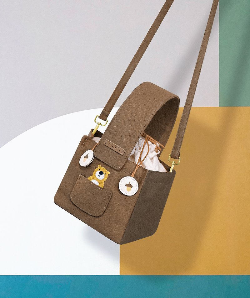 【 情人節禮物 】假扮松鼠的小浣熊 x 松果束口包、相機包－可可 - 手提包/手提袋 - 其他材質 咖啡色