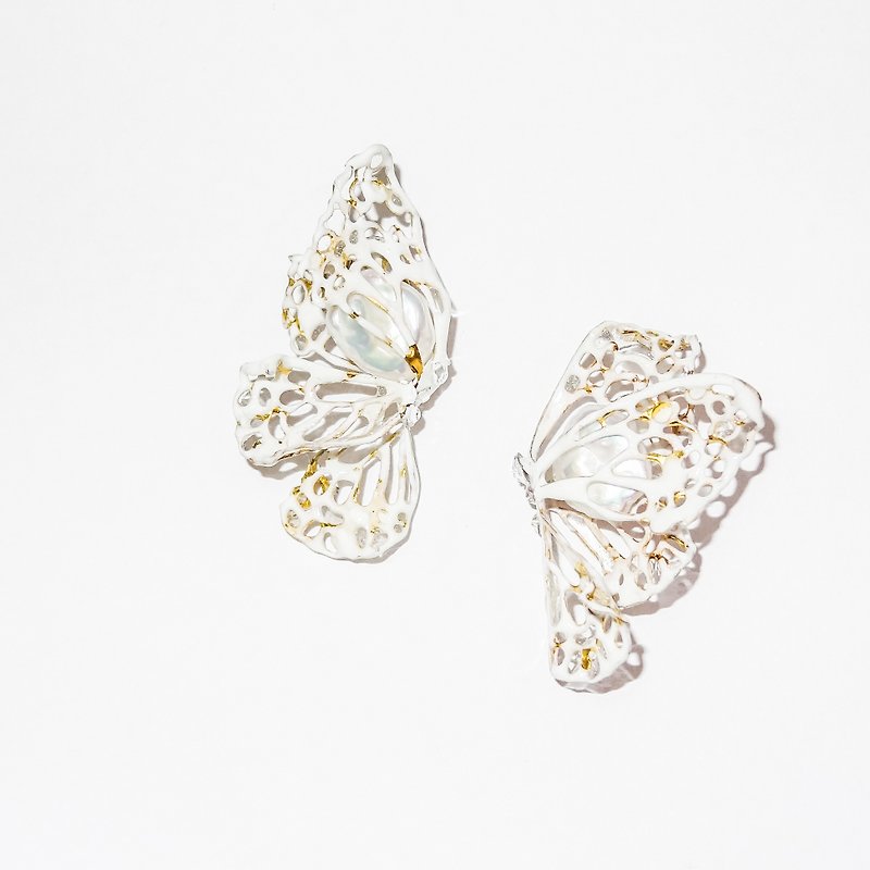 Cutout origami 珐琅 butterfly pearl earrings / ear clips handmade jewelry accessories order production - ต่างหู - วัตถุเคลือบ ขาว
