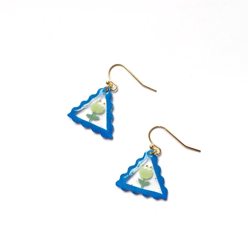 Triangle stamp tulip clip/pin earrings - ต่างหู - พลาสติก สีใส