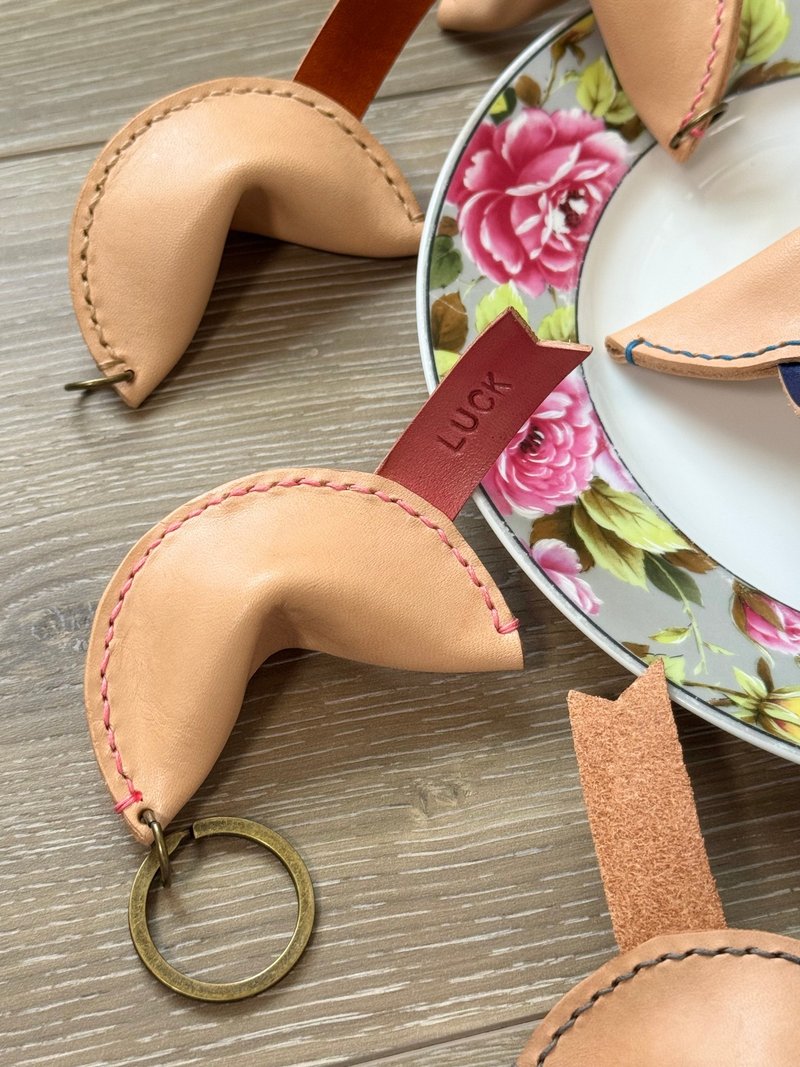 皮革幸運餅乾 Fortune Cookie X 鑰匙圈 掛飾 X 客製化 - 吊飾/掛飾 - 真皮 卡其色