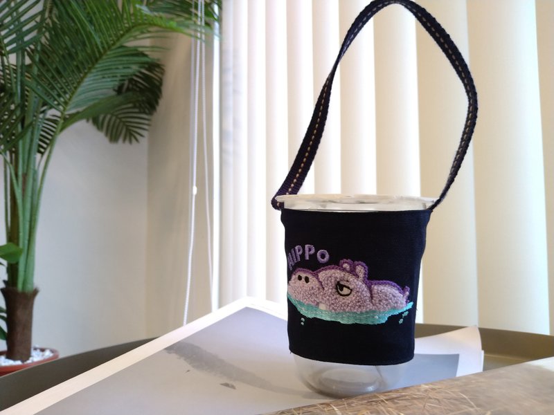 Cup Cover [Animal Series] Cute Animal Hippopotamus Three-dimensional Embroidered Cup Cover Eco-Friendly Bag - ถุงใส่กระติกนำ้ - ผ้าฝ้าย/ผ้าลินิน สีน้ำเงิน