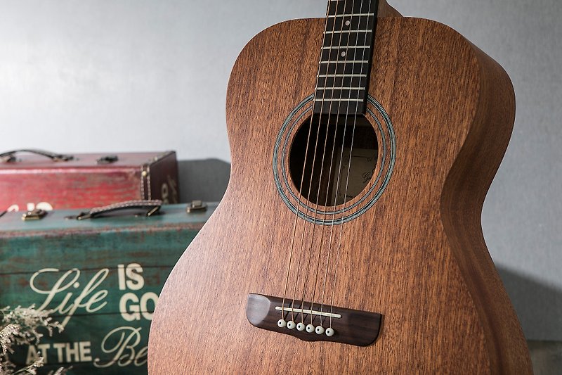 Taiwan original guitarman M-11BE 40-inch mahogany plywood handmade 40-inch OM barrel guitar pickup version - กีตาร์เครื่องดนตรี - ไม้ 