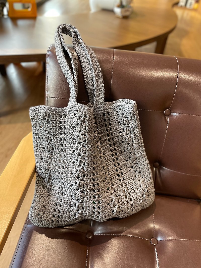 Plaid floral tote bag - กระเป๋าถือ - ผ้าฝ้าย/ผ้าลินิน สีเทา