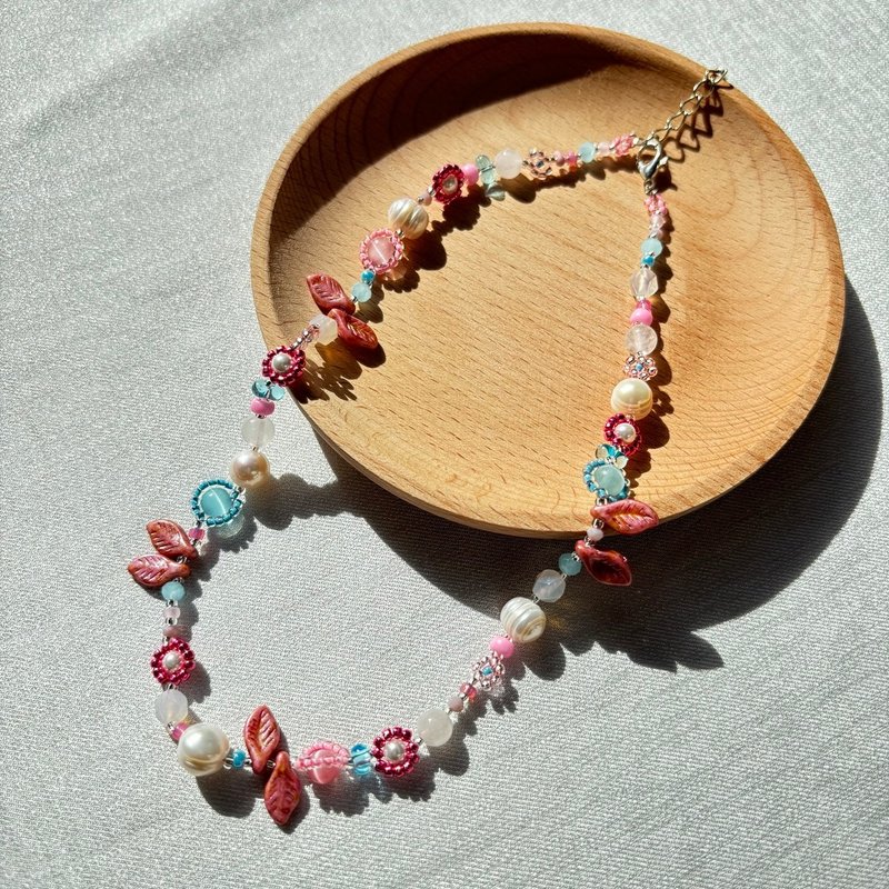 Flower necklace, beaded necklace, handmade necklace, clavicle chain, pink blue - Necklaces - Glass Pink