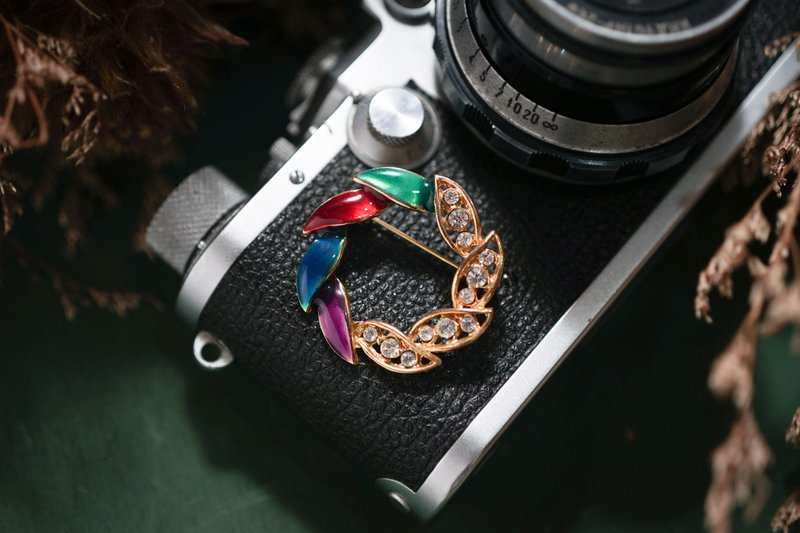 【老飾品/西洋老件】VINTAGE彩色葉片圈型萊茵石古著胸針 - 胸針 - 其他金屬 多色