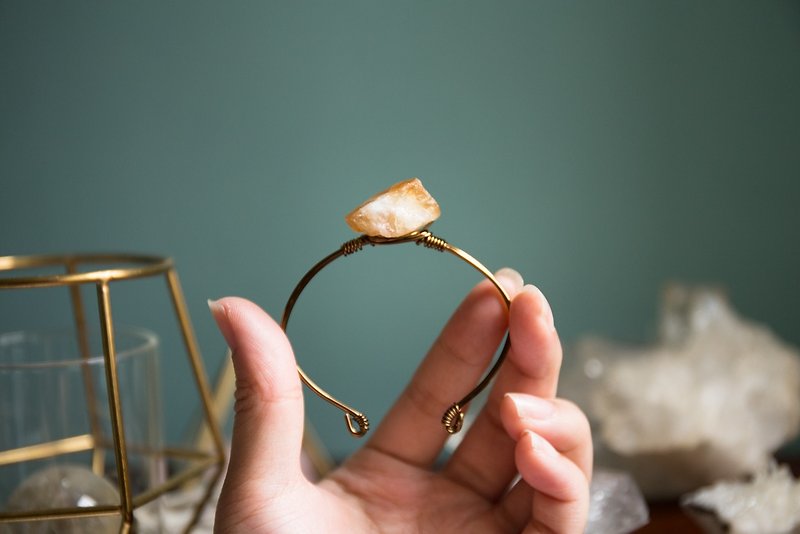 Irregular natural citrine original stone copper bracelet can turn the ring color orphan one object one figure handcuffs - สร้อยข้อมือ - เครื่องเพชรพลอย สีม่วง