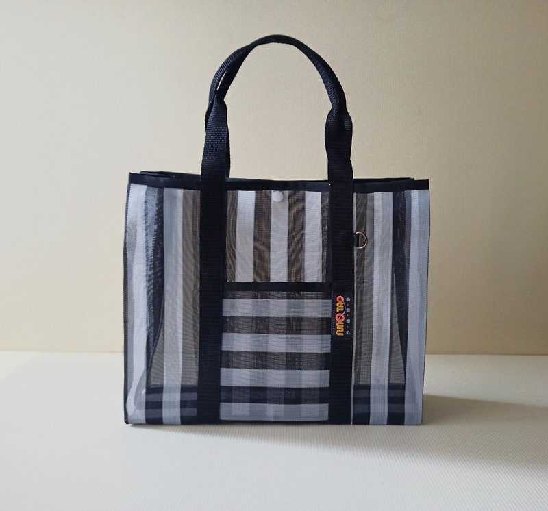Use the base bag version 2.0_black and white stripes - กระเป๋าแมสเซนเจอร์ - พลาสติก สีดำ
