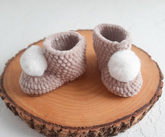 kradse tøffel Raffinaderi New baby gift, baby pom pom booties, neutral baby gift, soft baby shoes -  Shop KnittingAllOver Baby Shoes - Pinkoi