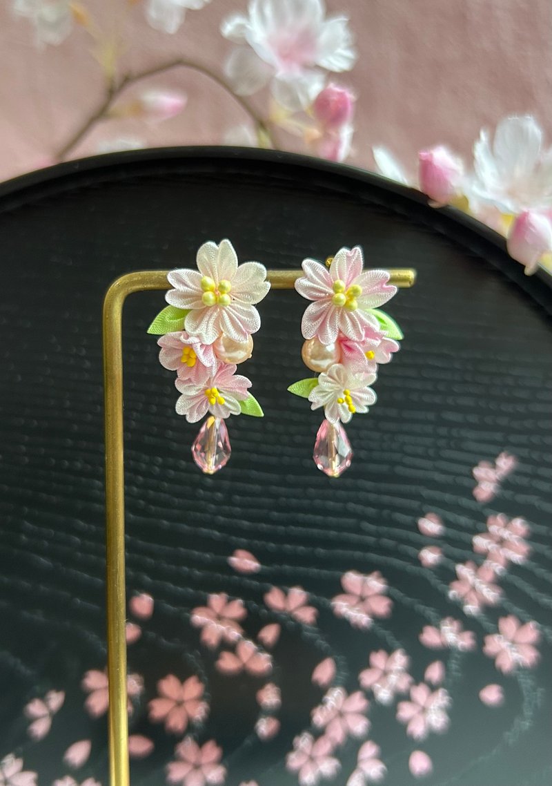 2025櫻系列 櫻花耳扣 細工布花 - 耳環/耳夾/耳骨夾 - 其他人造纖維 粉紅色