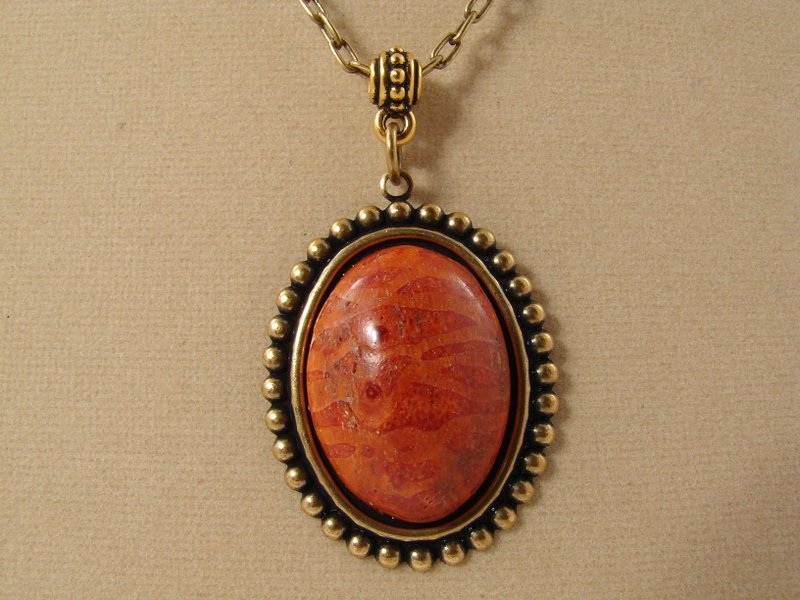 Fire Red Coral Necklace Natural Coral Oval Golden Boho Jewelry Pendant Necklace - สร้อยคอ - เครื่องประดับพลอย สีแดง