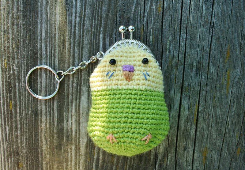 Budgie, green parrot, small purse, crochet purse, cute bag, bag charm, keychain - 零錢包/小錢包 - 其他材質 綠色