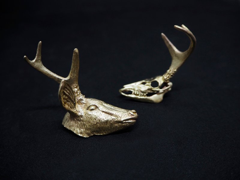 . Above the vegetation. NO.09-1 white-tailed deer head / pin / Bronze - เข็มกลัด - ทองแดงทองเหลือง สีทอง