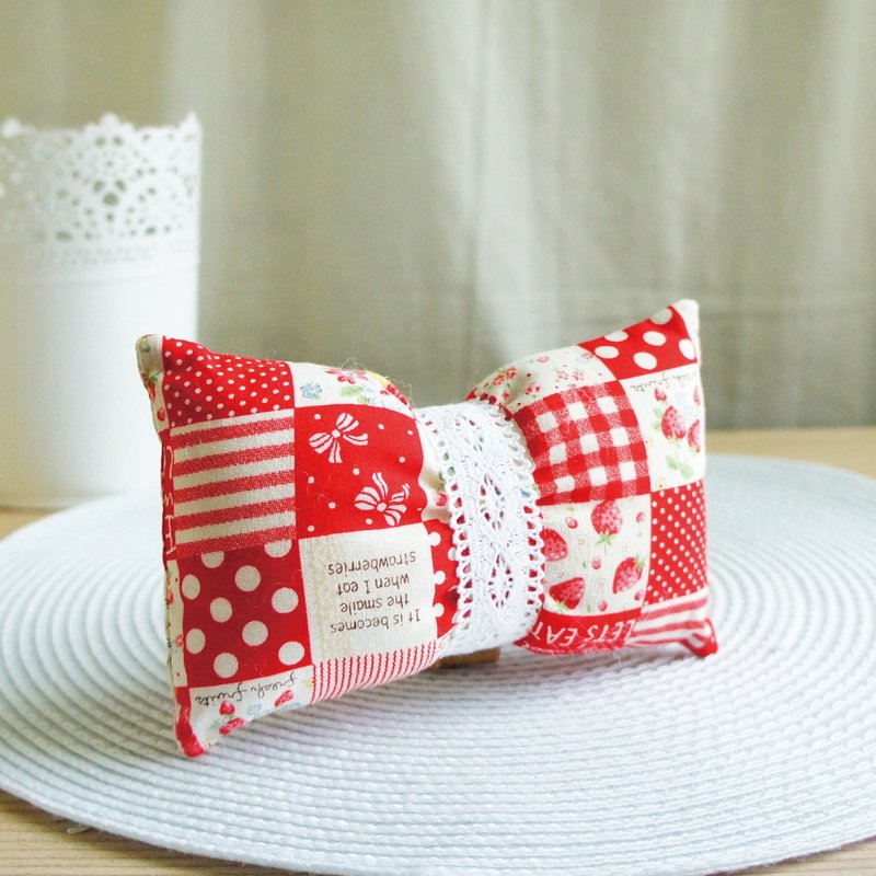 Lovely Japanese cloth[Strawberry Lace Kimono Belt Bowknot Wrist Pillow, Red Check] Mouse Pillow - แกดเจ็ต - ผ้าฝ้าย/ผ้าลินิน สีแดง