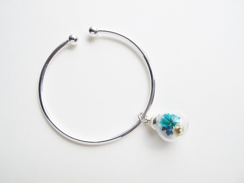 Rosy Garden Dried Blue Daisies inisde glass ball on a sterling silver bangle - Bracelets - Glass Blue