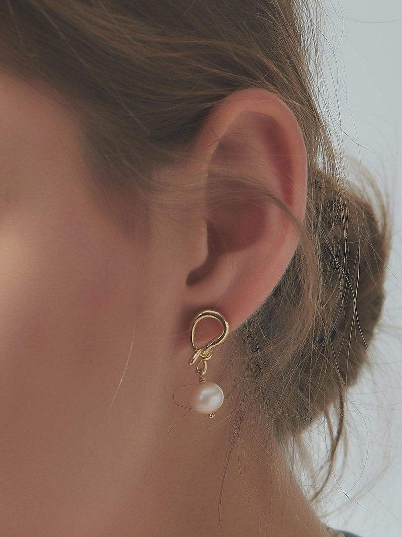 LESIS | Thread - Earrings & Clip-ons - Pearl Gold