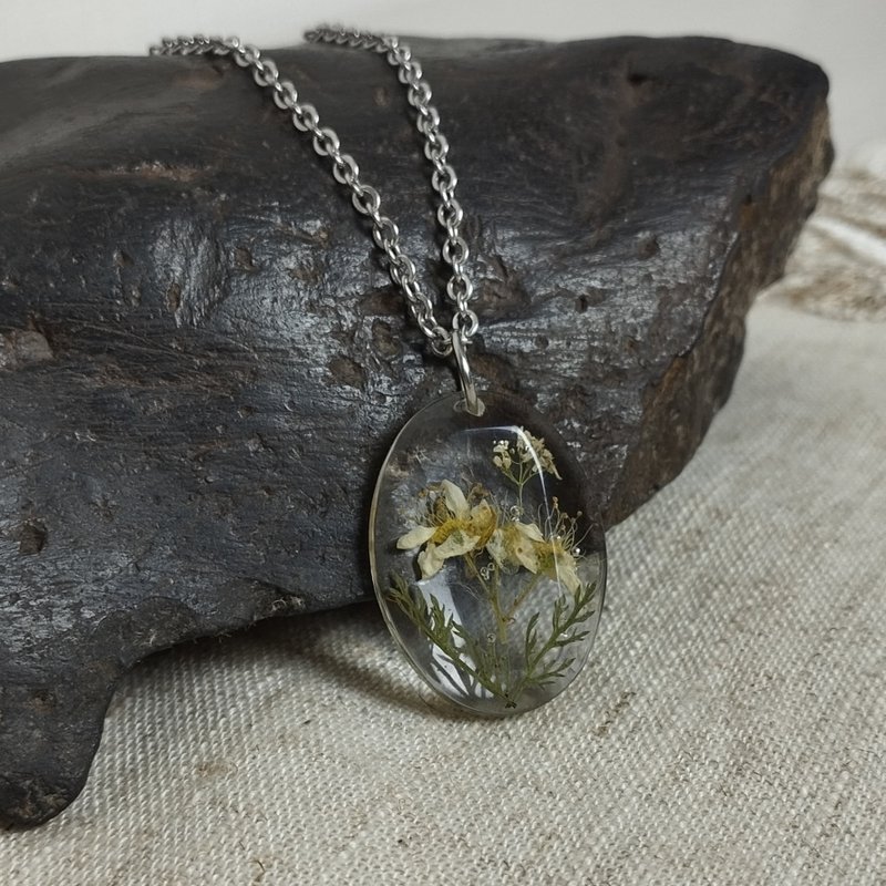 Clear necklace with dried flower Oval resin pendant on stainless steel chain - สร้อยคอ - เรซิน สีใส