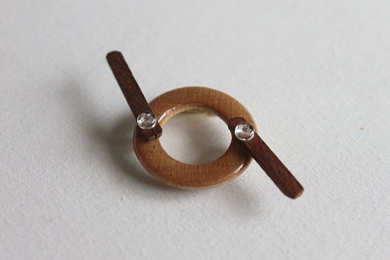 Gimmick brooch - Brooches - Wood Brown