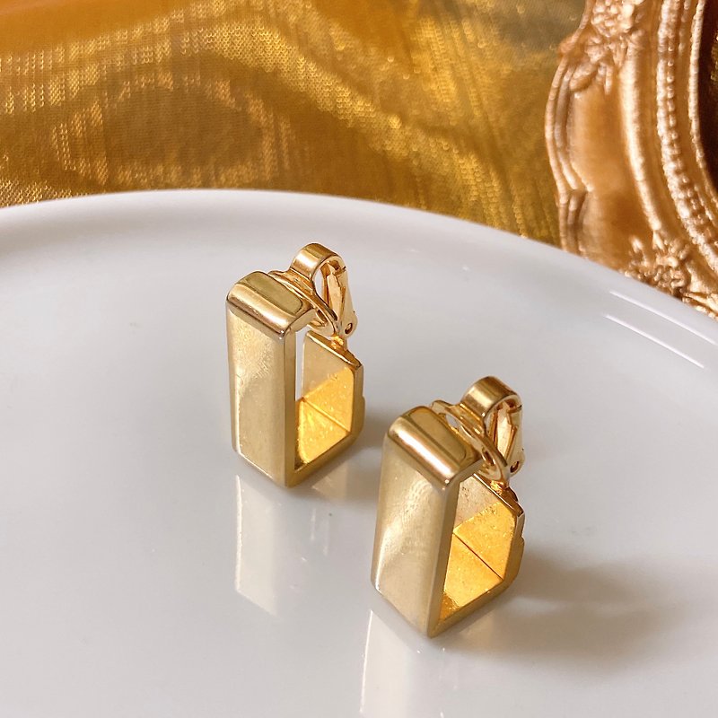 [Western Antique Jewelry] Neat and Simple Thick Texture Wide Rectangular Gold Earrings and Clip-On - ต่างหู - เครื่องประดับ สีทอง