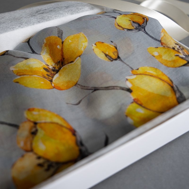 エンモリン ソフトコットン 水彩画 黄色い花のイラスト ラージシルクスカーフ-ライトグレー- - スカーフ - コットン・麻 グレー