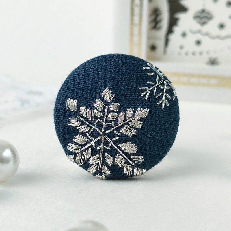 雪の結晶ミニ刺繍ブローチ　クリスマス　冬　氷の結晶 - 胸針 - 棉．麻 銀色