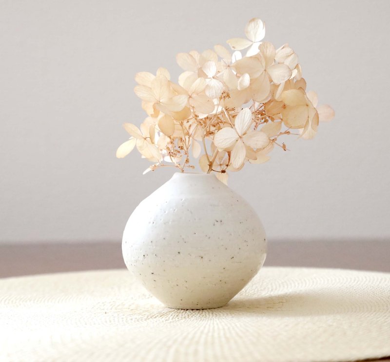 白御影土のふっくら丸い一輪挿し - 花瓶・植木鉢 - 陶器 ホワイト