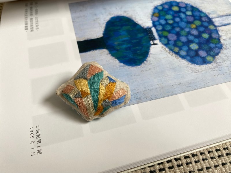 桌上的小水晶 刺繡布胸針 - 胸針 - 棉．麻 多色