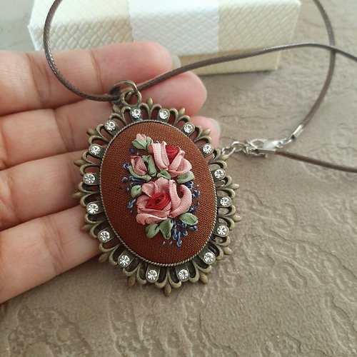 Embroidery Dreams 刺繡 珠寶 Ribbon embroidered pendant for her