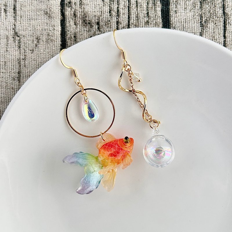 Asymmetric Rainbow Goldfish Earrings - ต่างหู - พลาสติก หลากหลายสี