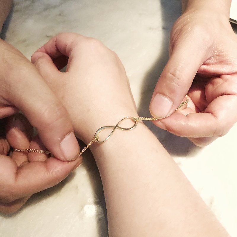 Love. Infinity bracelet. Love Bracelet - สร้อยข้อมือ - โลหะ สีทอง