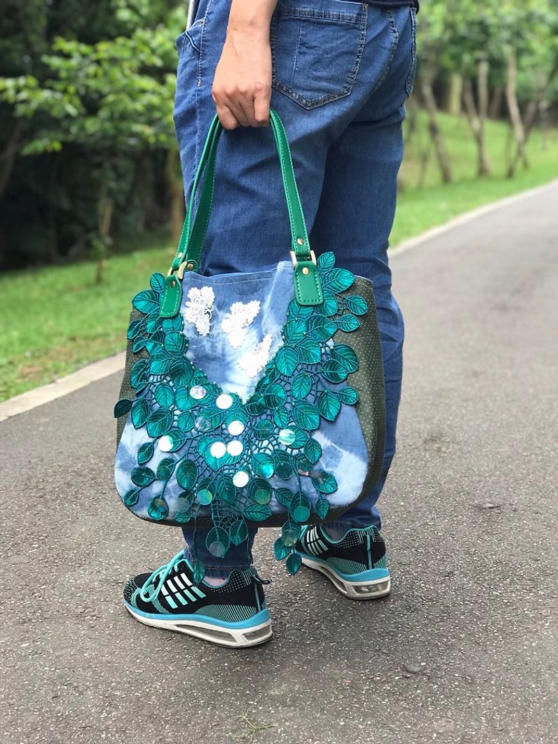 Four Seasons Blue Dyed Tote Bag - กระเป๋าแมสเซนเจอร์ - ผ้าฝ้าย/ผ้าลินิน 