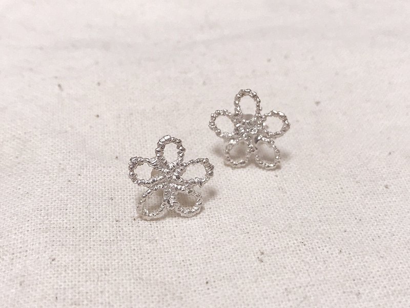 flower pierced earrings/フラワー ピアス - 耳環/耳夾 - 其他金屬 銀色