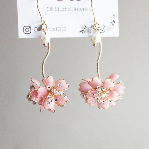 Oli studio 【櫻之舞】粉色櫻花 手工銅線樹脂 垂墜 耳環/耳夾