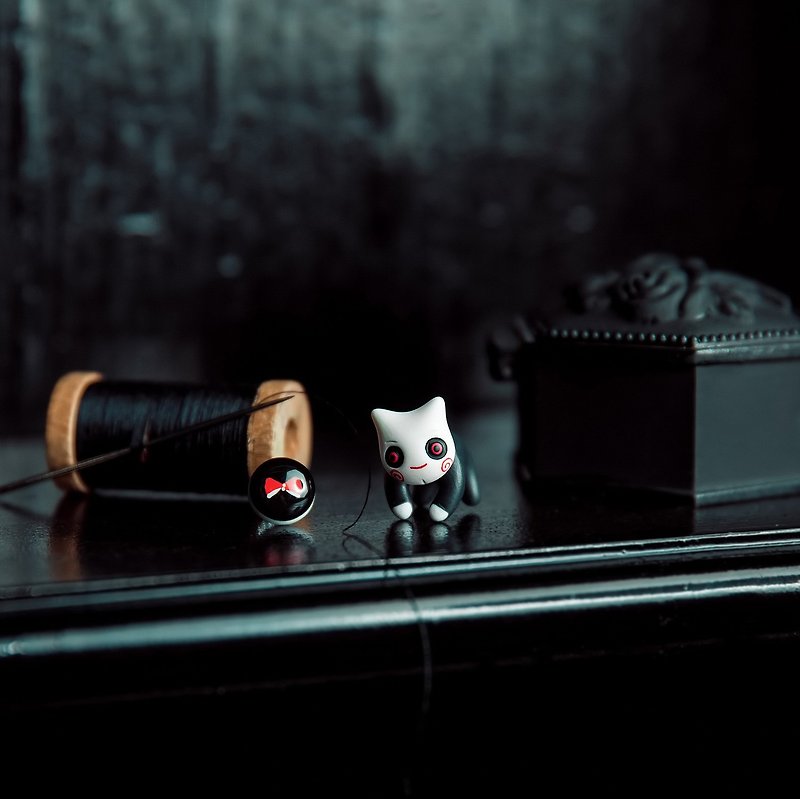 Billy the Puppet Cat - Polymer Clay Earrings, Handmade&Handpaited Catlover Gift - ต่างหู - ดินเหนียว สีดำ