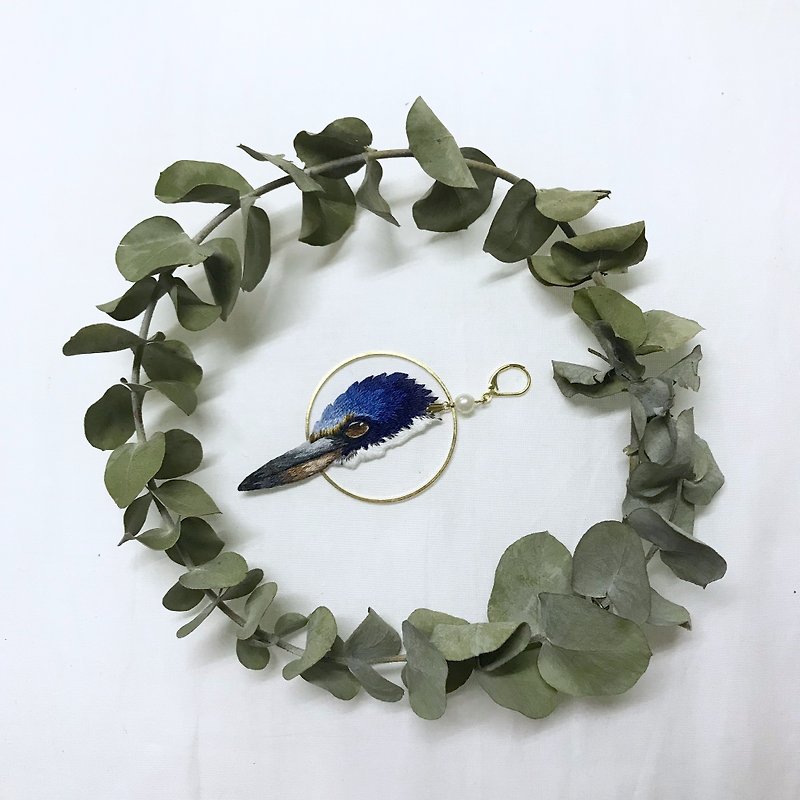 Bird の head manual embroidery earrings - Earrings & Clip-ons - Thread Blue