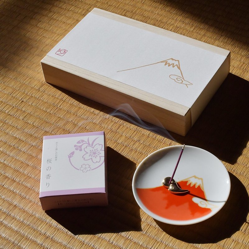 日本悠悠庵  富士山香皿+櫻花線香組裝 - 香氛/精油/擴香 - 瓷 多色