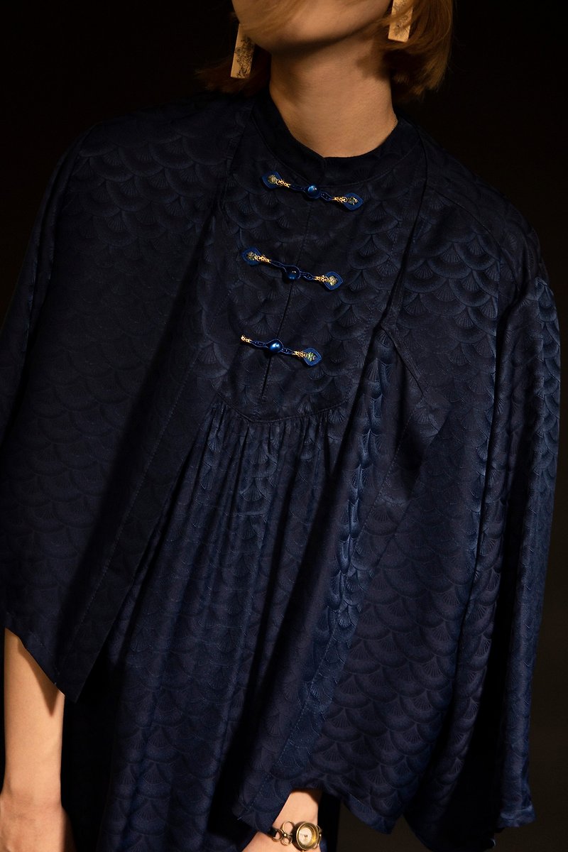 Qinghai Waved Shoulder Wide Sleeve Short Jacket Seigaiha Blouse - เสื้อผู้หญิง - ผ้าไหม สีน้ำเงิน