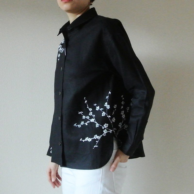 Linen shirt black white plum - เสื้อเชิ้ตผู้หญิง - ผ้าฝ้าย/ผ้าลินิน สีดำ