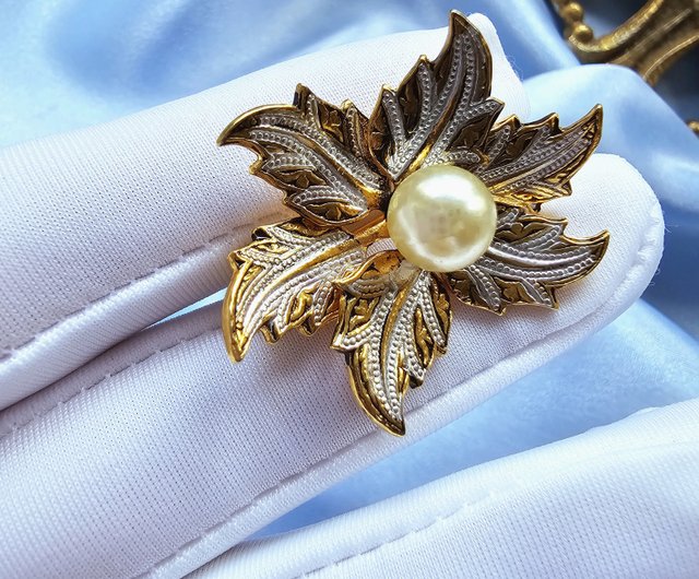 KYOTO, golden brooch